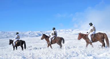 邊防官兵策馬踏雪巡邊關